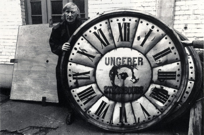 1. Tomi Ungerer avec cadran d'horloge monumentale Tomi Ungerer musée du temps