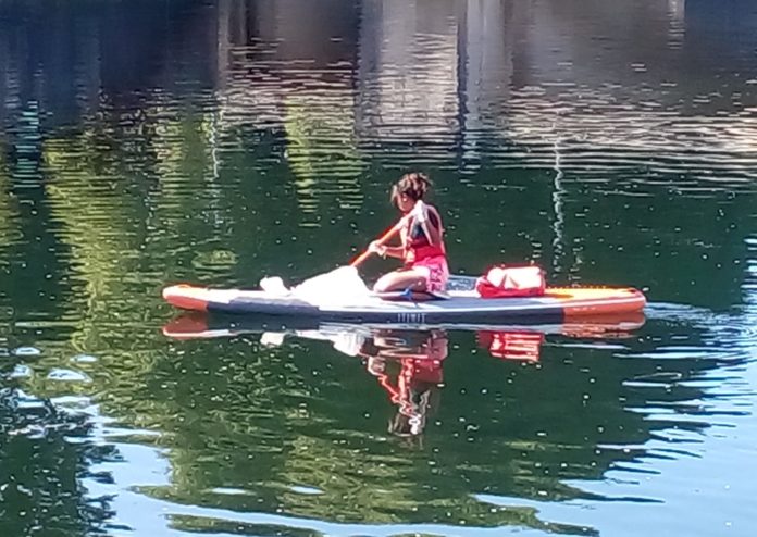 en paddle pour nettoyer le Doubs