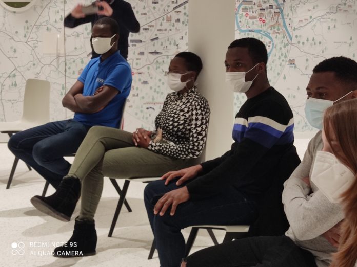 Echange entre les étudiants et le recteur