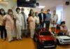 Promenade en voiture pour les enfants à l’hôpital