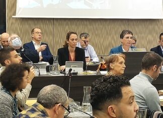 Besançon, un conseil municipal au pas de charge