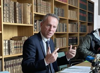 Le procureur Étienne Manteaux en train de s'exprimer