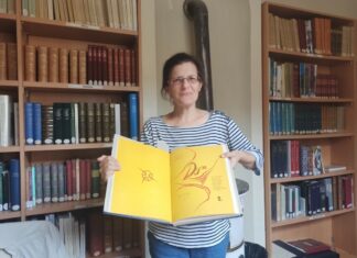 Hartwig Bérénice, bibliothécaire, présentant la revue artistique acquise récemment par la bibliothèque d’étude et de conservation.