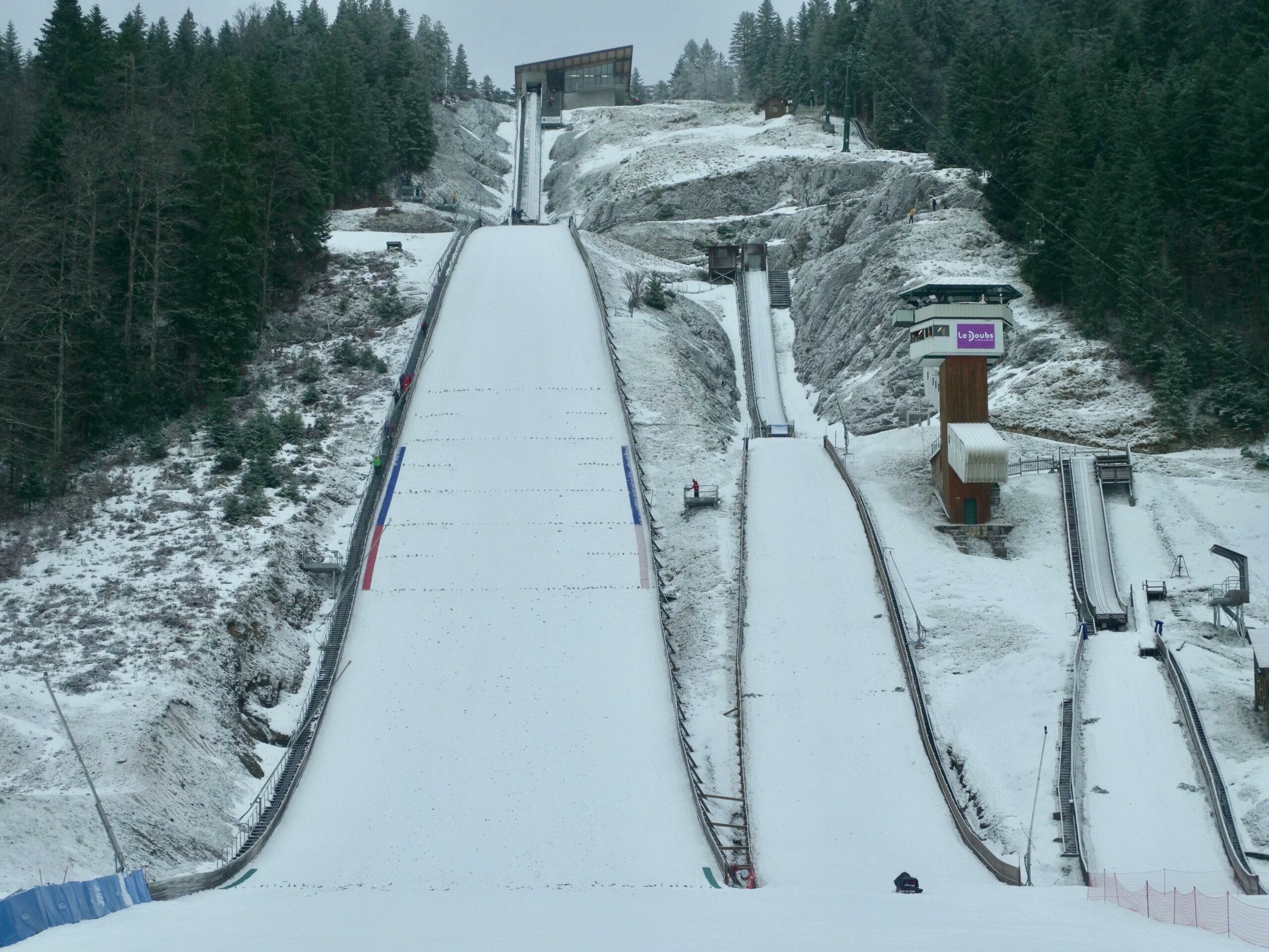 Tremplins de saut à ski de Chaux-Neuve enneigés