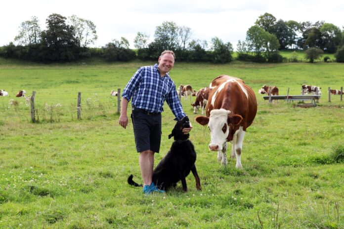 Portrait de Philippe Monnet avec un chien et une vache