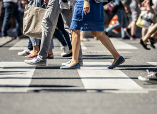 Personnes qui marchent