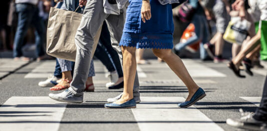 Personnes qui marchent