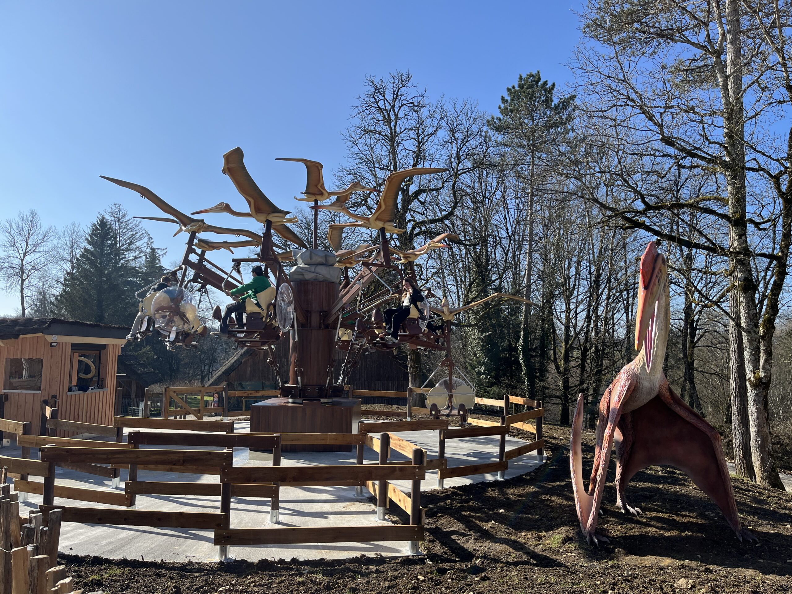 La nouvelle attraction "Aerodactylus" accompagnée de la sculpture à taille réelle d'un "Quetzalcoatlus".