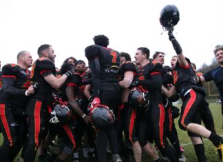 Équipe de bisons de Besançon fêtant la victoire
