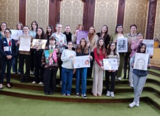 Élèves des collèges et lycées de l’Académie de Besançon, lauréats du concours d’affiches organisé par le Tribunal Judiciaire et l’Inspection Académique.