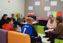 Les habitants de 60 ans et plus sont invités à raconter des anecdotes de leur enfance.