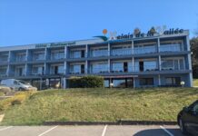 Maria Flora Alvarez, propriétaire du Relais de la Vallée, organise un événement spécial du 31 mars au 22 avril 2025 pour fêter les 20 ans de la reprise de l’établissement.