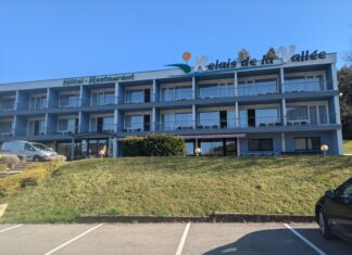 Maria Flora Alvarez, propriétaire du Relais de la Vallée, organise un événement spécial du 31 mars au 22 avril 2025 pour fêter les 20 ans de la reprise de l’établissement.