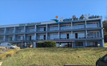 Maria Flora Alvarez, propriétaire du Relais de la Vallée, organise un événement spécial du 31 mars au 22 avril 2025 pour fêter les 20 ans de la reprise de l’établissement.