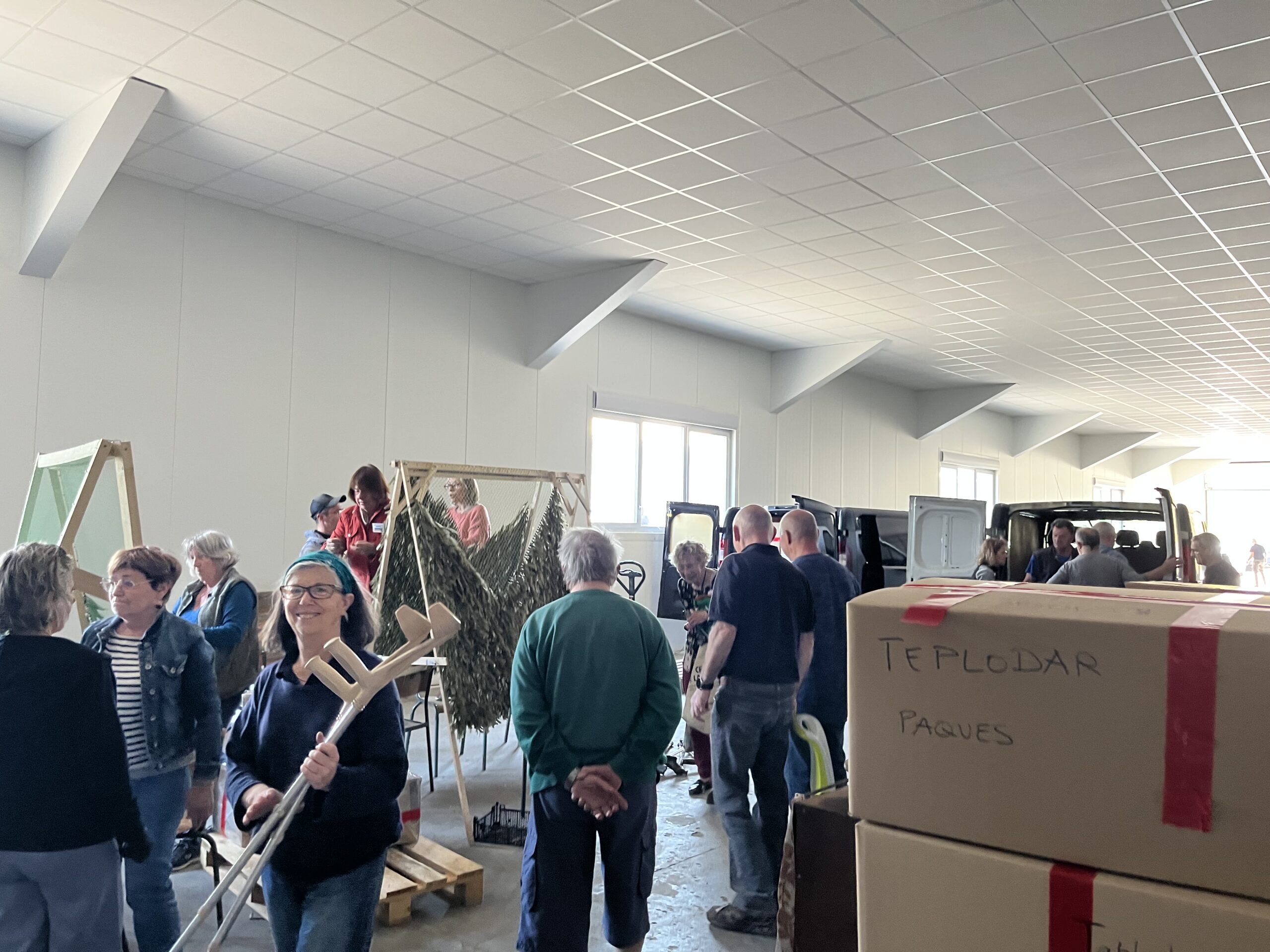 Les bénévoles des Convois Solidaire préparent leur départ, le 10 avril.