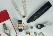 Bijoux sur une table
