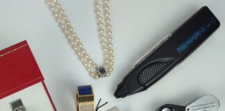 Bijoux sur une table