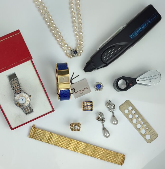 Bijoux sur une table
