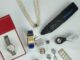 Bijoux sur une table