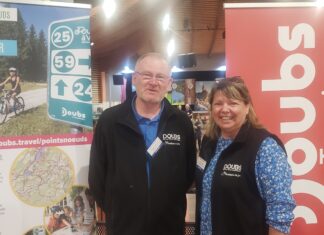 Maîche. Doubs Tourisme lance sa saison avec la Rencontre de l’offre 2 personnes représentant le Comité départemental du tourisme du Doubs