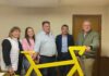 5 personnes tenant un vélo symbolisant le tour de france