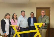 5 personnes tenant un vélo symbolisant le tour de france