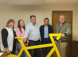 Haut-Doubs. Longeville se prépare au passage du Tour de France 5 personnes tenant un vélo symbolisant le tour de france