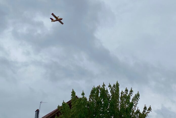 exercice feu foret orchamps vennes avec un avion remplis d'eau