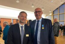 Le sous-préfet Nicolas Onimus (à gauche) a remis la médaille du tourisme à Sébastien Populaire, président de l'OTPHD (à droite)
