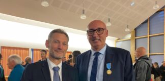 Le sous-préfet Nicolas Onimus (à gauche) a remis la médaille du tourisme à Sébastien Populaire, président de l'OTPHD (à droite)