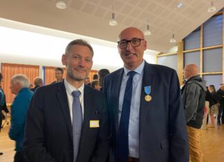 Le sous-préfet Nicolas Onimus (à gauche) a remis la médaille du tourisme à Sébastien Populaire, président de l'OTPHD (à droite)