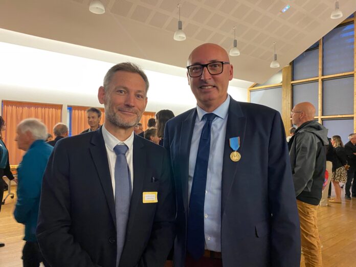 Médaille tourisme Nicolas Onimus et Sébastien Populaire Le sous-préfet Nicolas Onimus (à gauche) a remis la médaille du tourisme à Sébastien Populaire, président de l'OTPHD (à droite)