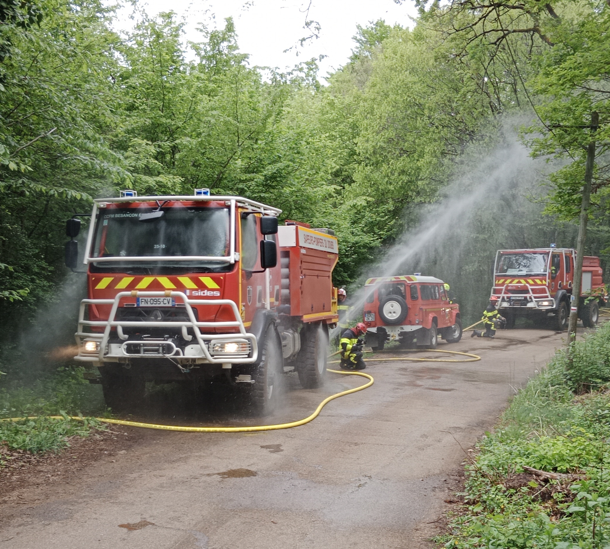 Incendie à Boussière : Camion de pompier qui éteint le feu de foret 