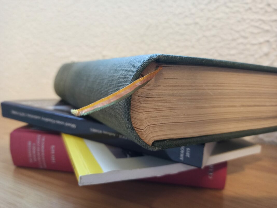 Pile de livres d'occasion