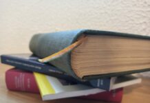 Pile de livres d'occasion