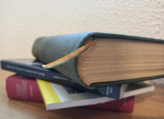 Besançon. Nouvelle vente de livres à Besançon par Amnesty International Pile de livres d'occasion