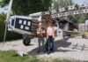 Claude Domergue et Antoine devant l'aérodrome de la Vèze