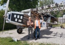 Claude Domergue et Antoine devant l'aérodrome de la Vèze