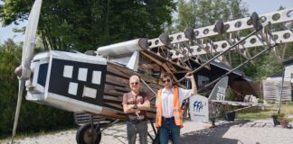 Claude Domergue et Antoine devant l'aérodrome de la Vèze
