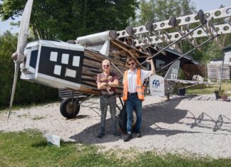 Claude Domergue et Antoine devant l'aérodrome de la Vèze