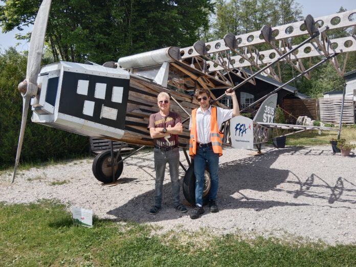 maquette du Latécoère 25 à la Vèze Claude Domergue et Antoine devant l'aérodrome de la Vèze