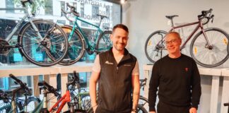 Florent Champaloux, mécanicien vélo expert et Jérôme Barthe le dirigeant du magasin Cyclable Besançon 34-36 rue Proudhon ©YQ