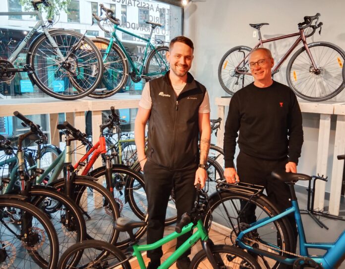 Florent Champaloux, mécanicien vélo expert et Jérôme Barthe le dirigeant du magasin Cyclable Besançon 34-36 rue Proudhon ©YQ