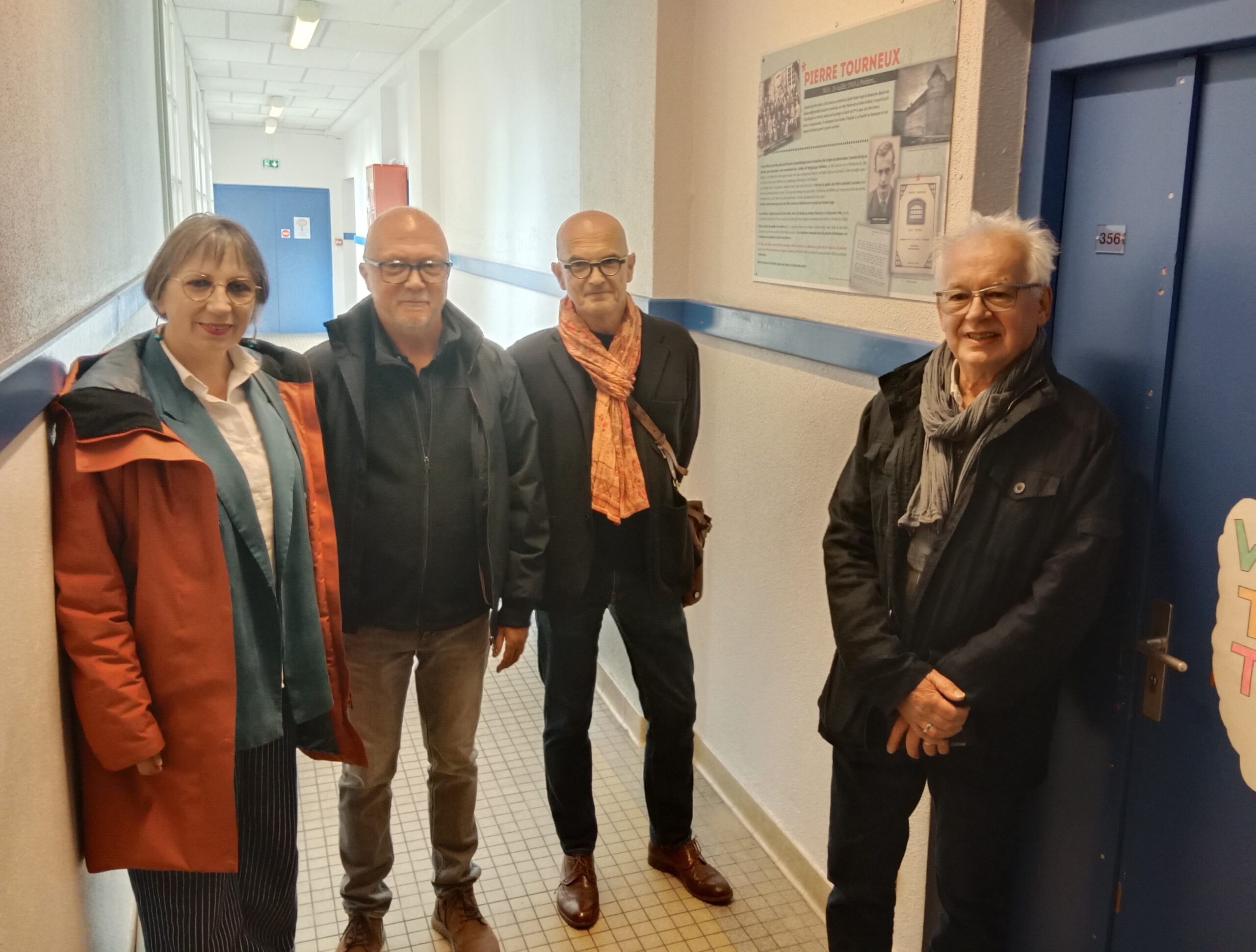 Anne Vignot Maire de Besançon et les trois fils de Pierre Tourneux devant la salle de classe d'anglais qui porte désormais son nom