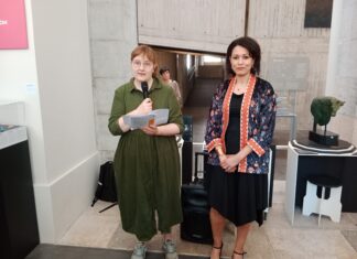 Besançon. « Écrire pour raconter le monde » : des demandeurs d’asile s’imprègnent de la culture française Elise Aebischer, Adjointe représentant Aline Chassagne et Leïla Bahsaïn, artiste - auteure