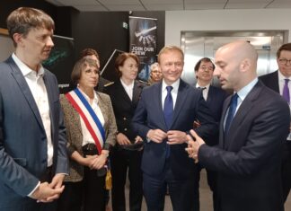 Besançon. Benjamin Haddad en visite à Temis microtechniques ministre en charge de l'Europe, le commissaire européen en charge du budget, Guillaume Alixant co-directeur de Exail et Anne Vignot, Maire de Besançon