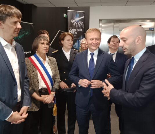 ministre en charge de l'Europe, le commissaire européen en charge du budget, Guillaume Alixant co-directeur de Exail et Anne Vignot, Maire de Besançon