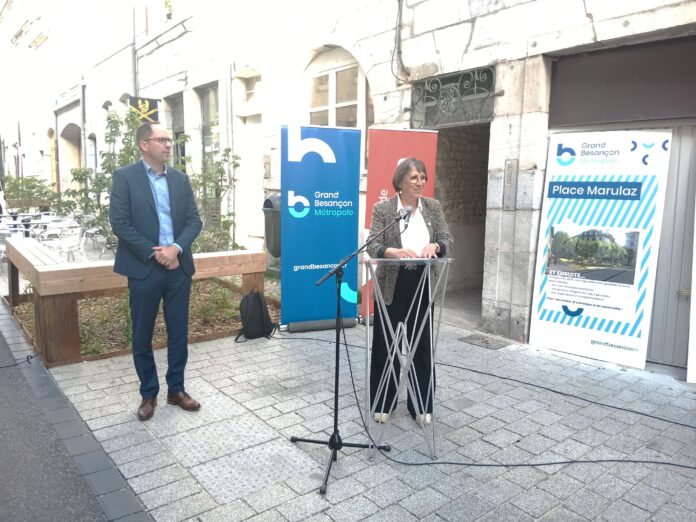 Besançon, aménagement de la rue de Vignier Anne Vignot la maire de Besançon était accompagné de François Rollin Directeur territorial de l'Agence de l'Eau, financeur de ce projet de végétalisation et de désimperméabilisation des sols