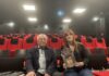 Jean-Claude Goudot et Orianne Vatin tenant un vestige de la Librairie-Imprimerie Chaffanjon