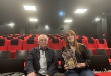 Jean-Claude Goudot et Orianne Vatin tenant un vestige de la Librairie-Imprimerie Chaffanjon